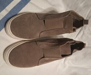 Steve Madden Wavery Wedge Tan Suede Perforated Sneaker Sz 8M